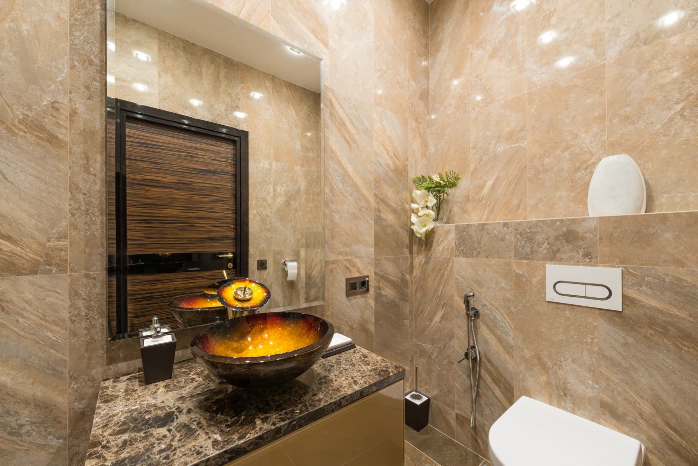 Baño contemporáneo con bacha de piedra y espejo