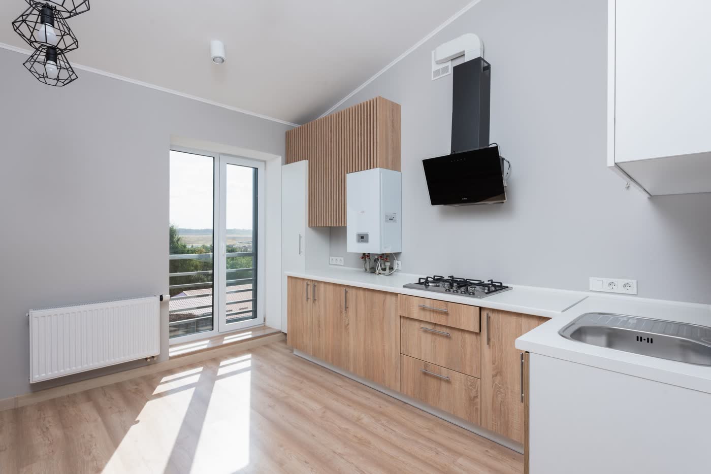 Cocina minimalista con muebles de madera y ventanal