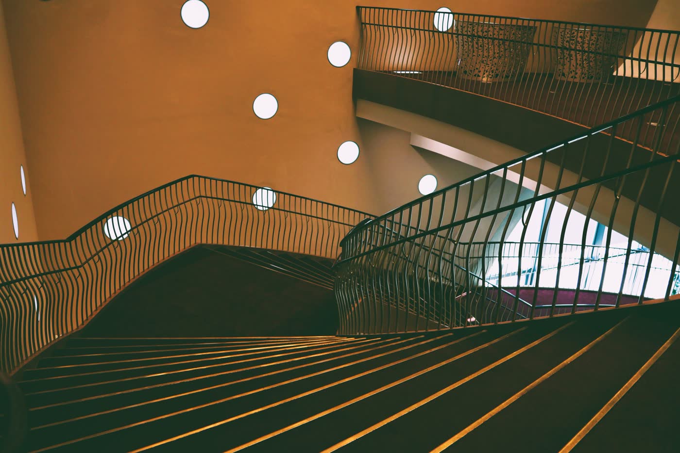 Escalera curva de diseño contemporáneo con iluminación indirecta
