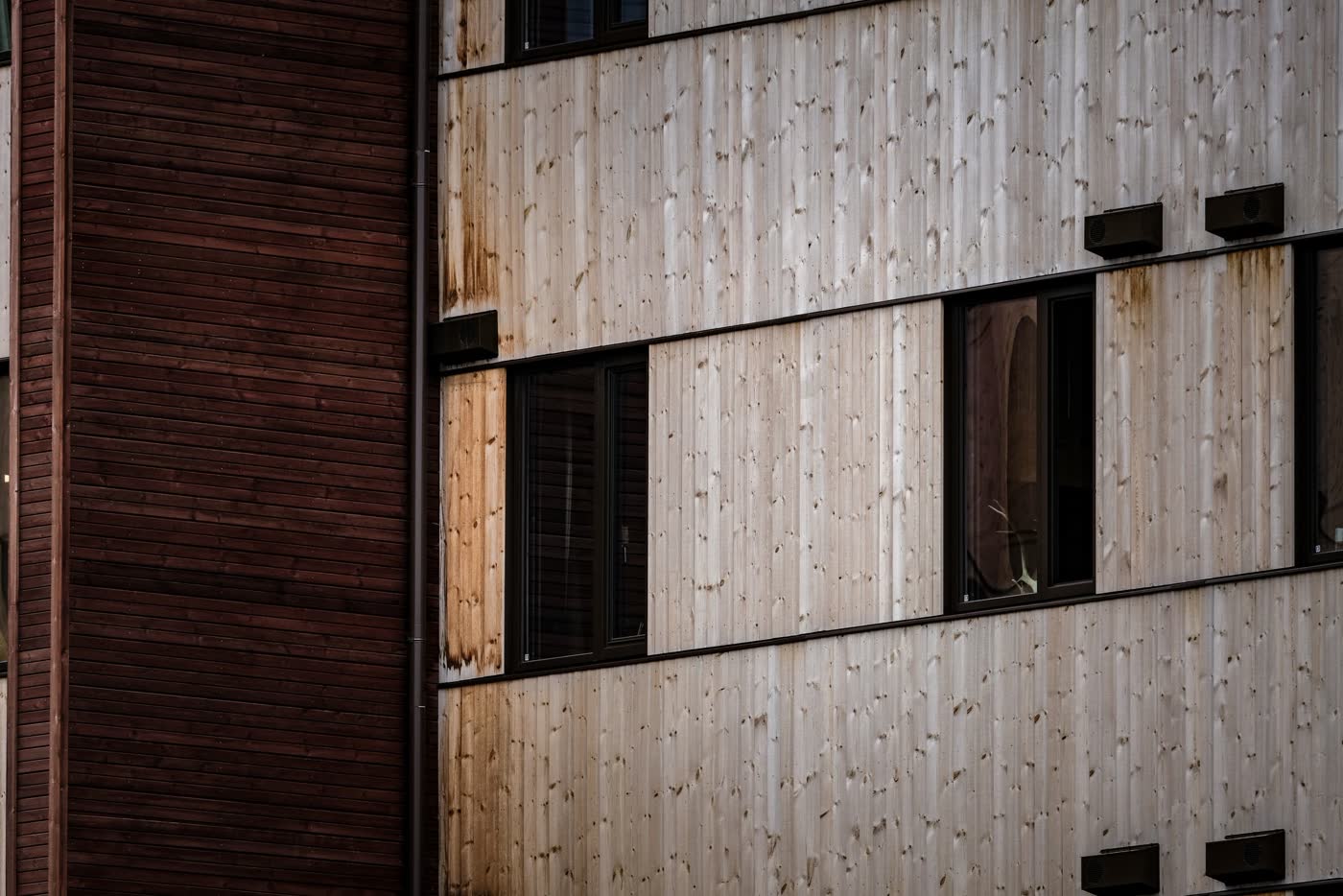 Detalle de fachada ventilada con listones de madera